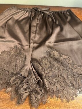 Silky Lace-Trim shorts/Sleep Shorts in Brown